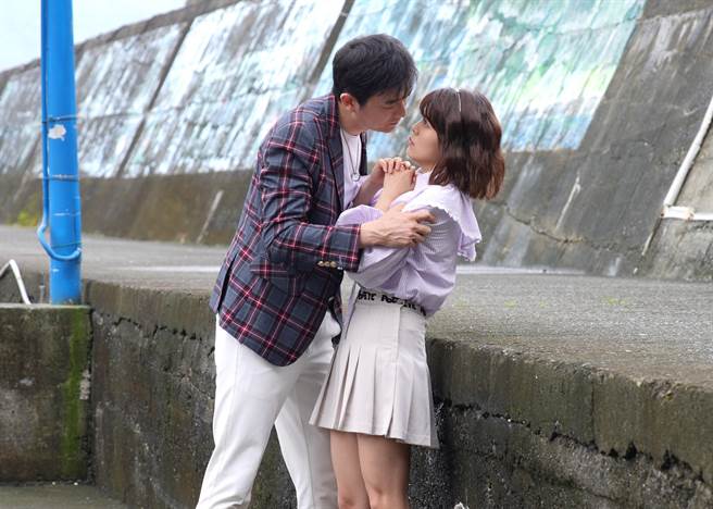 田家達在漁港壁咚林柏妤但滿腦都是台詞。（台視提供）