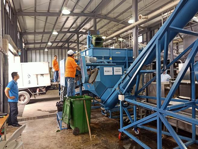 金门县环保局将公开甄选临时工3名，主要工作内容为处理厨余、废保丽龙、加强街道清扫管理、环境卫生整顿等工作。（金门县环保局提供）