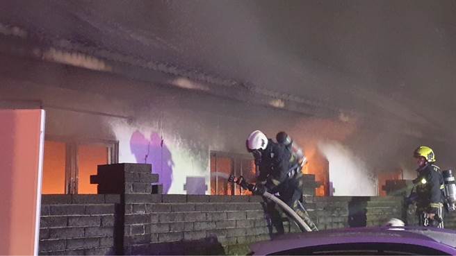 台中市烏日區一間腳踏車工廠今天晚上7時許發生火警，消防人員到場時已全面燃燒。（消防局提供／張亦惠台中傳真）