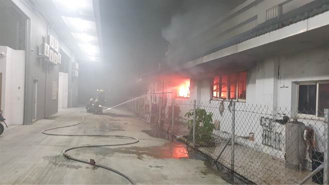 台中市烏日區一間腳踏車工廠今天晚上7時許發生火警，消防人員到場時已全面燃燒。（消防局提供／張亦惠台中傳真）