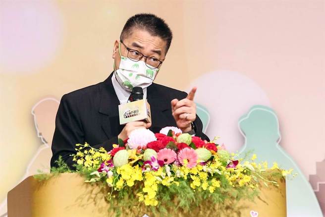 前警政署长陈家钦6月底卸任，他透露，离职主因是内政部长徐国勇介入警政人事。徐国勇1日出席内政部全国户政日活动时，反驳「权力本来就是我的，有什么好乔」。（邓博仁摄）