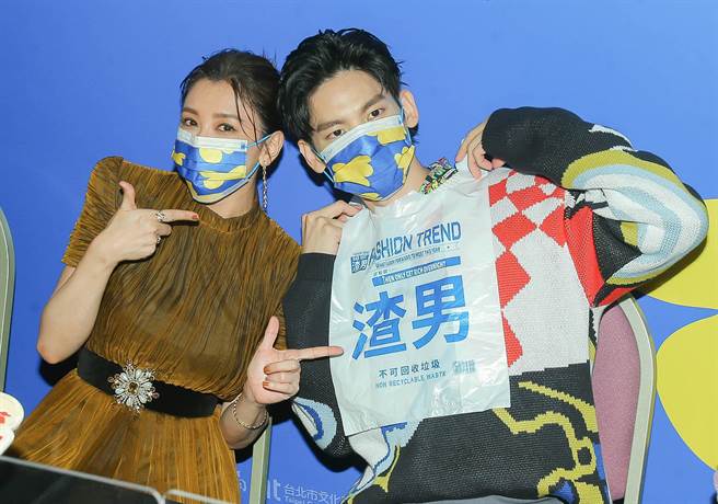 贾静雯（左）现场送上「渣男垃圾袋」给林柏宏，呼应角色设定。（粘耿豪摄）