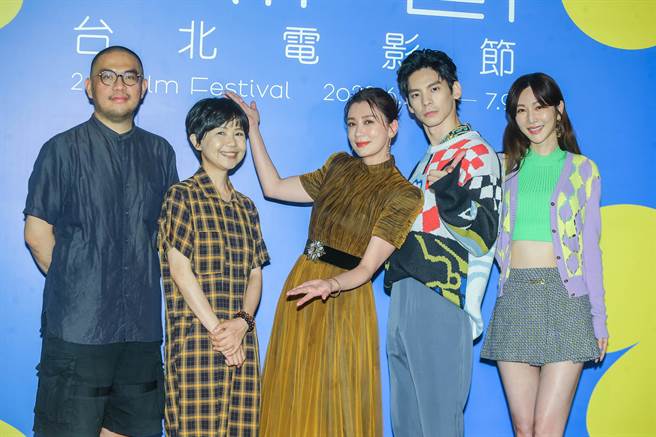 李俊宏（左起）、陈慧翎、贾静雯，林柏宏、曾莞婷现身首映。（粘耿豪摄）