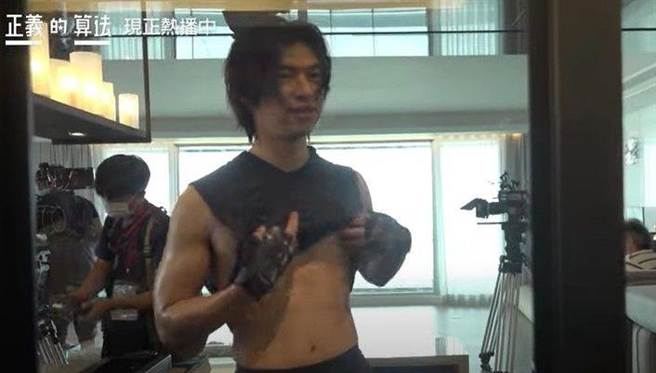 陳柏霖大秀腹肌。（DISNEY＋提供）