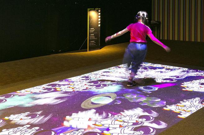 （知本老爷酒店今夏化身互动投影游戏场，在「飞向老爷宇宙」把脚下的太空人踢飞，就能发现隐藏的太空船。图／知本老爷酒店)