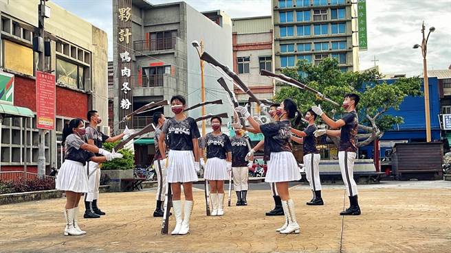 暑假青春專案開跑，內埔農工冠軍儀隊快閃恆春相挺。（警方提供／謝佳潾屏東傳真）