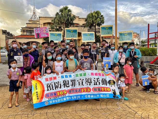 暑假青春專案開跑，內埔農工冠軍儀隊快閃恆春相挺。（警方提供／謝佳潾屏東傳真）