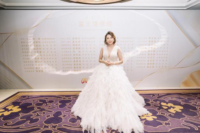 （年收亿元保费，富士达保经台中六区部业务协理卢宜欣：热情超越所有的苦。图／富士达保经提供）