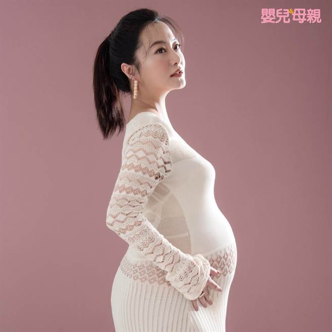 趙小僑挺孕肚拍攝孕婦寫真。（嬰兒與母親雜誌提供）