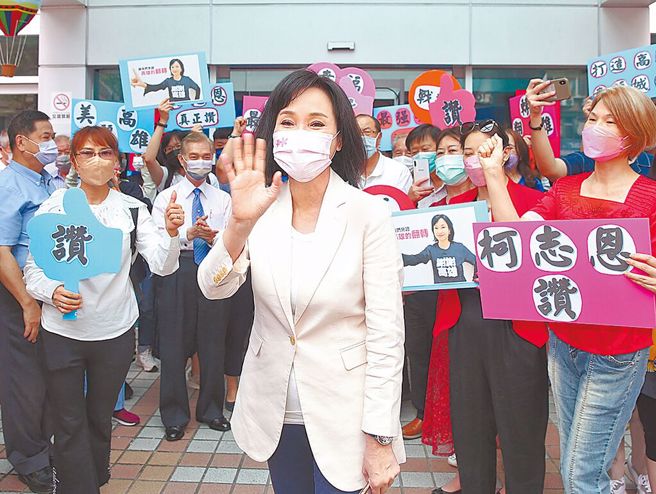 國民黨中常會29日徵召智庫執行長柯志恩（中）出征高雄，她接受鄉親的加油祝福。（資料照，王英豪攝）