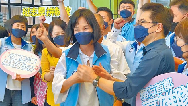 國民黨祕書長黃健庭（右）29日特別為國民黨高雄市長參選人柯志恩（中）披上戰袍，議員們齊聲高喊「凍蒜」，營造團結氣勢，宣示要贏回高雄。（資料照，柯宗緯攝）