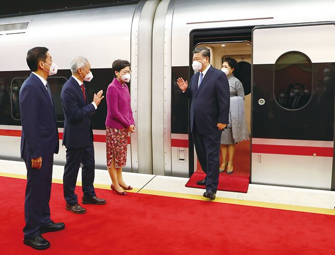 中国国家主席习近平乘高铁抵达香港，香港特首林郑月娥和丈夫林兆波上前迎接。图／新华社