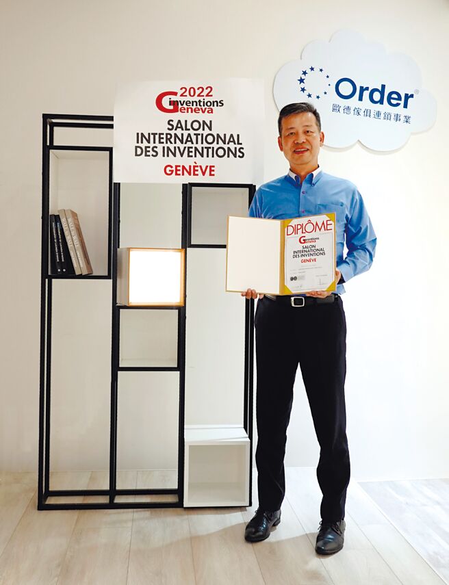 歐德集團董事長陳國都指出，銀牌獎作品「斜邊櫃」外觀跳脫呆板直角設計，是兼具機能與美學的系統家具。圖／業者提供