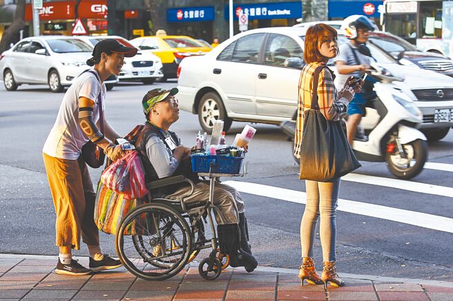 受到新冠肺炎疫情影响，台湾的贫富差距现象更显严峻，2020年综所税高低差急速扩大到近149倍。（本报资料照片）