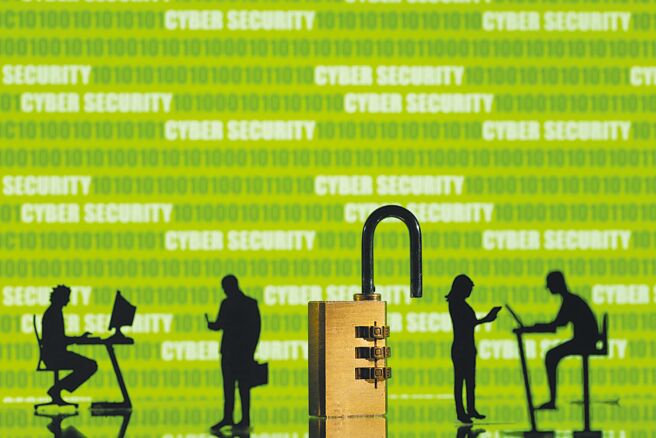 NCC打算花25亿元成立「财团法人」作为处理假讯息的事业专责机构，国民党立委郑丽文痛批，这分明就是捐助25亿元养一堆绿色网军。（路透）