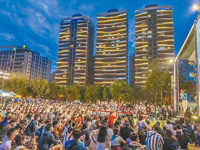 受惠竹科护国神山，竹北市近几年收入窜起，居民购买力可观。图为竹北市水圳公园举办的草地音乐会，会场涌入爆满民眾。（本报资料照片）