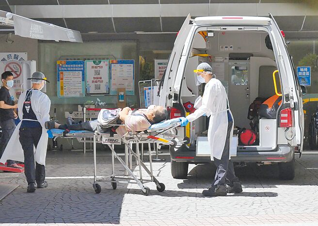 去年死亡人数增1.1万，新冠肺炎首度列入国人死因第19名。图为医院防疫急门诊外，救护车送来一名病患看诊（图中非新闻当事人）。（陈俊吉摄）