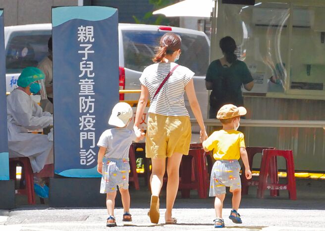 国内疫情有趋缓迹象，预估未来一周将维持每日3万多例。图为民眾牵着小孩前往儿童防疫门诊看诊。（陈俊吉摄）
