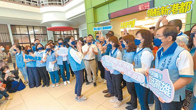 国民党高雄市长参选人柯志恩（中）昨日首度以参选人身分与党籍议员互动，并宣示以下架民进党为目标。（柯宗纬摄）