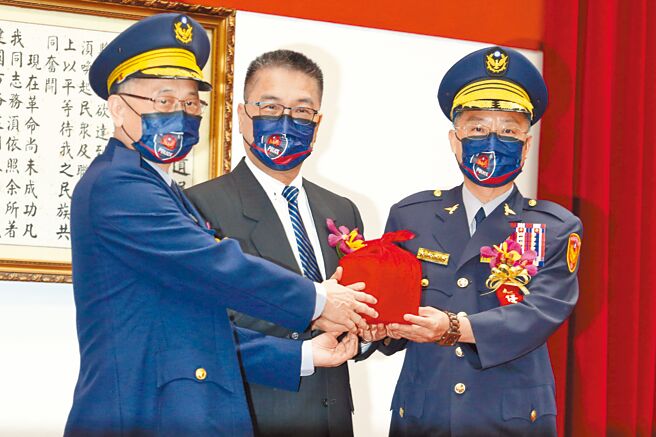 警政署6月30日舉行新舊任署長交接典禮，內政部長徐國勇（中）肯定前署長陳家欽（左）貢獻，勉勵新署長黃明昭（右）。（杜宜諳攝）