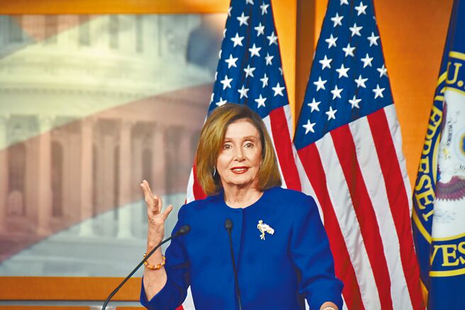 美國聯邦眾議院議長裴洛西（見圖）為天主教徒，因堅決捍衛女性墮胎自主權，日前遭家鄉舊金山總主教郭德麟（Salvatore Cordileone）禁止參加聖餐禮。（中新社）