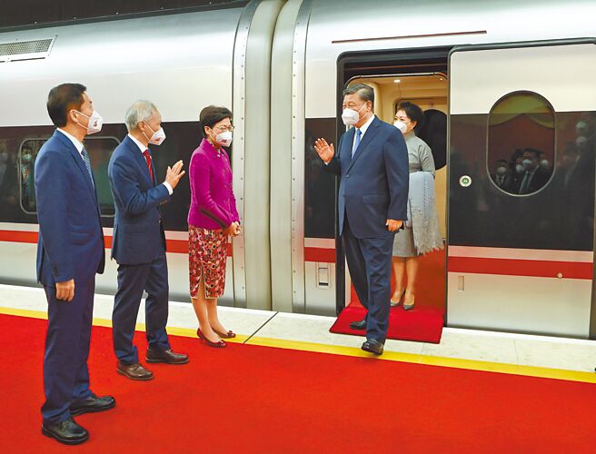 大陆国家主席习近平访问香港，无疑将大陆前领导人邓小平所谓「香港50年不变」切出一个时间点，其意义不只传递出一国两制已进入下半场，更重要的是揭示出那个「似近似远」的「香港2047」。（新华社）