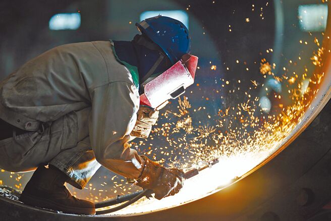 为持续「救经济」，大陆总理李克强宣布将发行金融债券等筹资人民币3000亿元（约1.3兆新台币），以扩大有效投资，促进就业和消费。图为黑龙江哈尔滨的一锅炉厂工人。（新华社）