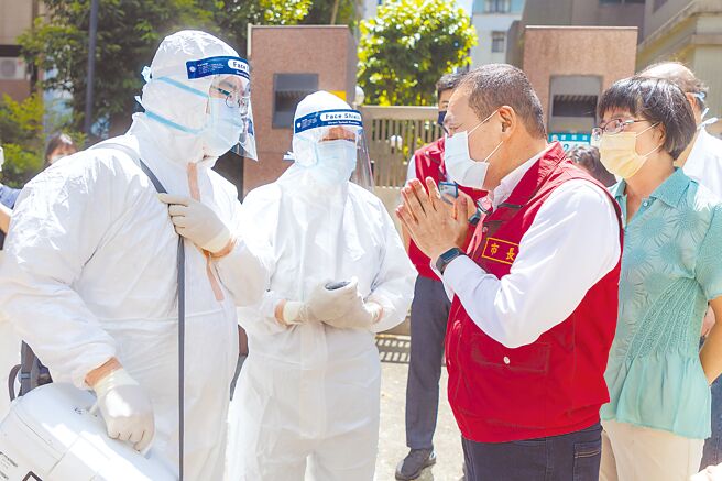 新北市长侯友宜（右二）向到宅照护队致敬，感谢团队为确诊长者提供快筛、问诊、投药、服务等整合式照护服务。（新北市新闻局提供／陈慰慈新北传真）