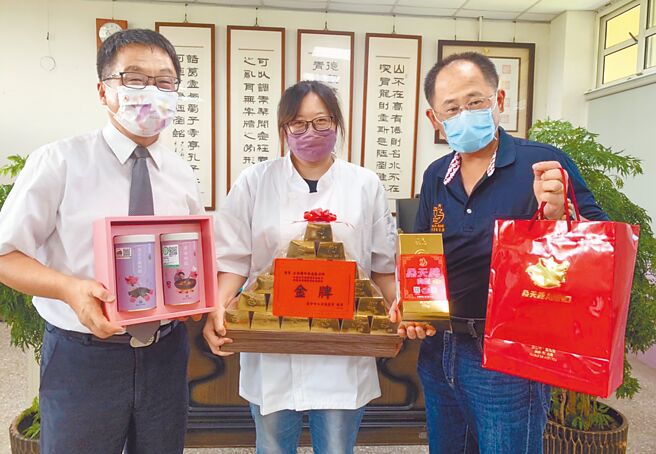 大安国中老师李庭欢（中）荣获荷兰国际餐饮挑战赛金牌殊荣，大安农会总干事蔡建宗（右）昨天特前往祝贺。（大安农会提供／陈世宗台中传真）