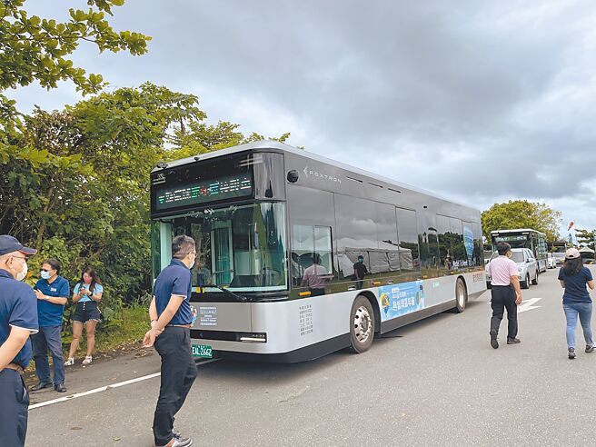 台东县府今年引进造价千万的电动巴士，将于热气球活动期间提供免费接驳服务。（蔡旻妤摄）