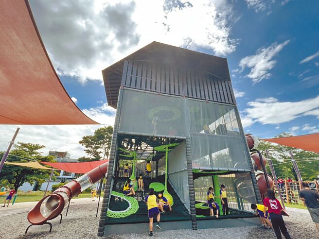 以树屋高塔为造型的佳冬共融游戏场，昨日正式启用。（谢佳潾摄）