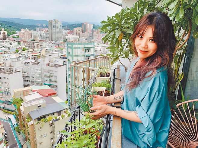 蔡健雅日前在家中拍MV，大方展露私下生活。 （环球音乐提供）