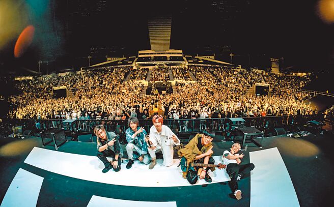 「八三夭」日前在新加坡結束巡迴最終站，已返台隔離將籌備小巨蛋演唱會。（KKLIVE提供）