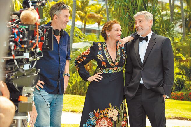 乔治克隆尼（右）、茱莉亚罗勃兹时隔6年再度搭檔演浪漫喜剧。（UIP提供）