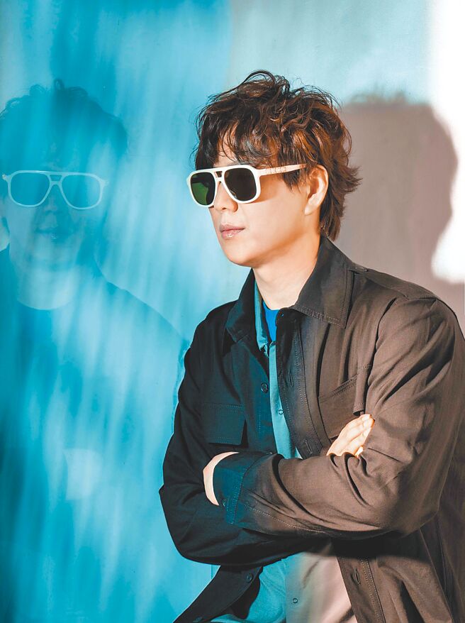 萧煌奇以Gucci Love Parade系列的白框绿镜片太阳眼镜，搭配Peter Wu的黑色衬衫，大讚太阳眼镜戴起来的舒适感，直呼「好像可以直接戴上红毯。」Gucci Love Parade系列的白框绿镜片太阳眼镜，价格店洽。（摄影／石智中、太阳眼镜／Gucci、服装／Peter Wu）