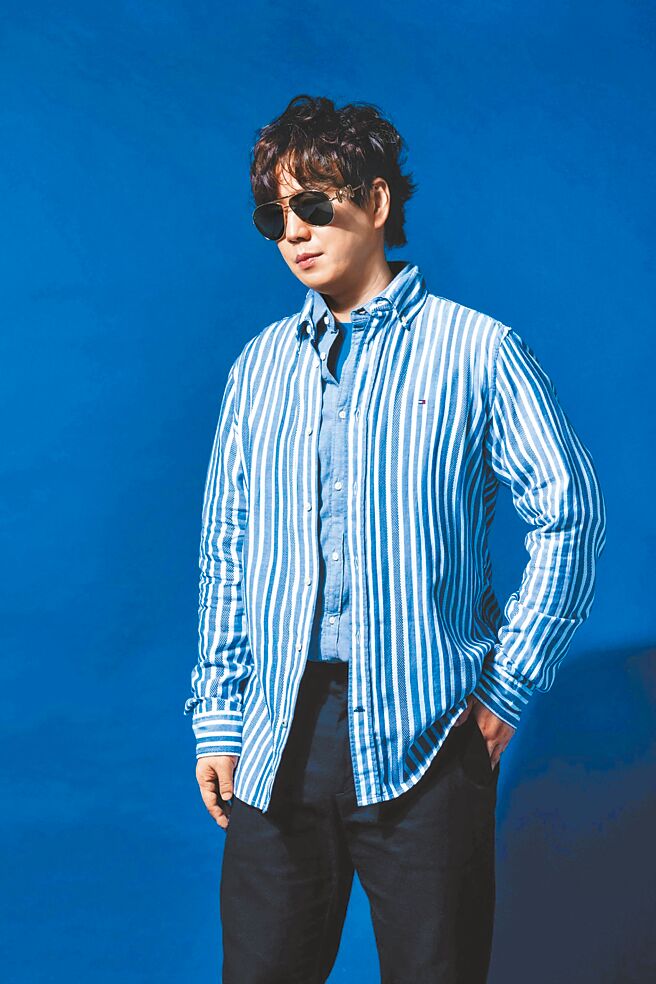 萧煌奇以Versace太阳眼镜搭配Tommy Hilfiger条纹衬衫，其中Versace太阳眼镜的镜框细节让他印象深刻，Versace MEDUSA BIGGIE飞行员太阳眼镜，1万400元。（摄影／石智中‧太阳眼镜／Versace‧服装／Tommy Hilfiger）