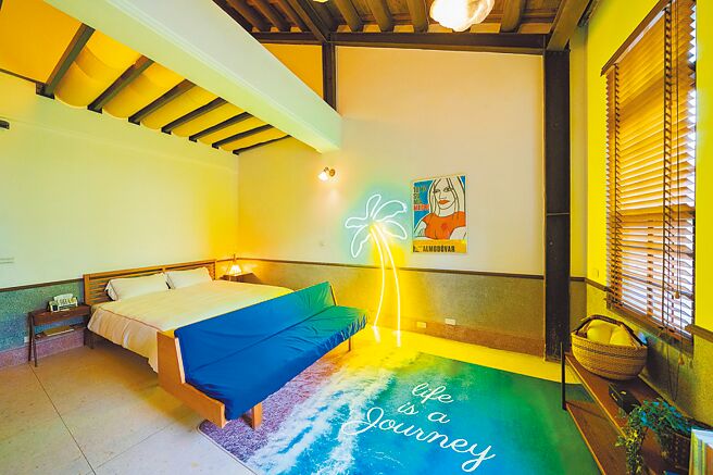 黑松旗下气泡饮品牌C&C受年轻人喜爱，近期为学生设计暑假新景点，翻玩大稻埕古蹟旅馆打造成潮流民宿，房型分为海岛主题房（见图）、台湾VINTAGE主题房、沙龙主题房、植物园主题房，并于一楼设调饮吧开卖新特调。（黑松提供）