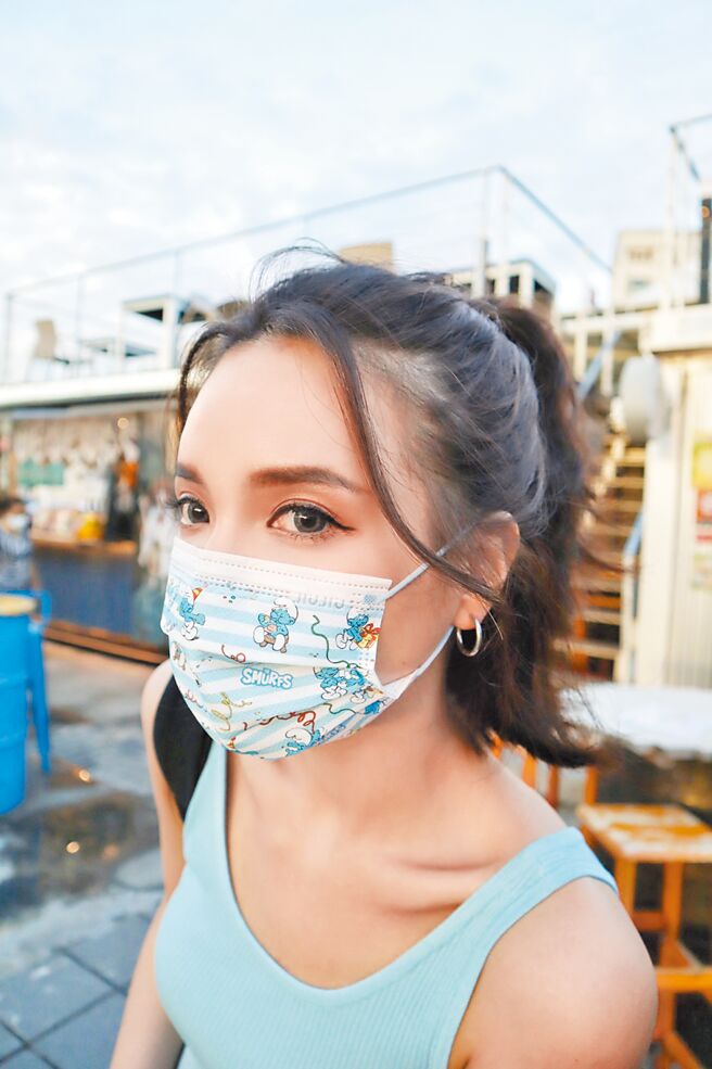 亲亲联名《蓝色小精灵》推出多款样式口罩，「条纹派对款」10入199元。（亲亲JIUJIU提供）