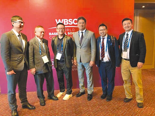 中华棒协理事长辜仲谅（右三）与亚洲棒总会长彭诚浩（左二）在2019年WBSC会员大会与大陆、香港代表合影。（中华棒协脸书粉丝团翻摄）