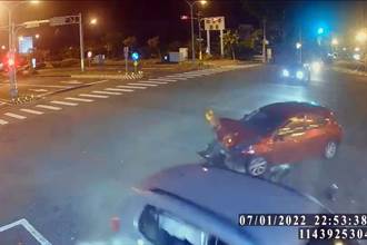 宜蘭酒駕男飆速躲警 9次違規  害人撞柱自己車燒成火球