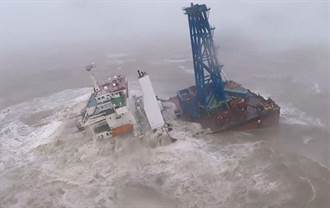 芙蓉颱风酿灾！香港货轮「断两截」画面曝 30名船员弃船逃生