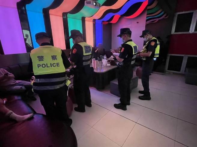 警方逐一清查民眾身分，不容许未成年深夜逗留。（翻摄照片／林郁平台北传真）