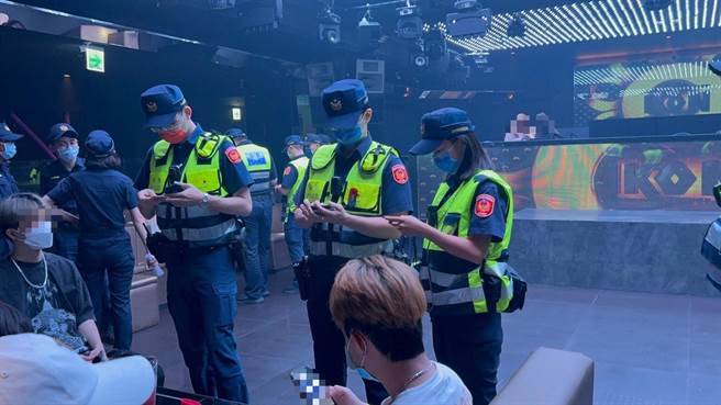 警方逐一清查民眾身分，不容许未成年深夜逗留。（翻摄照片／林郁平台北传真）