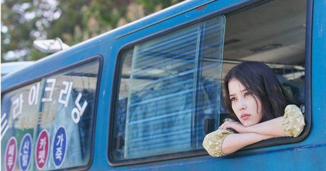 IU分享白天的戏大多以自然光拍摄，只要听到导演说「就是现在」立刻就定位。 （图／车库提供）