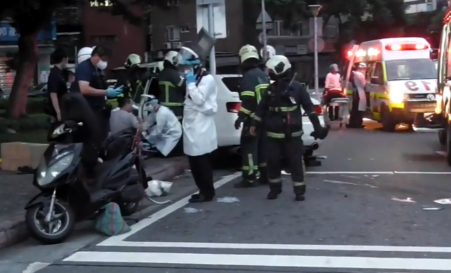 北市承德路一輛休旅車停紅燈時，遭後車高速猛撞噴飛50米，肇事車又輾壓1騎士慘死。(民眾提供)