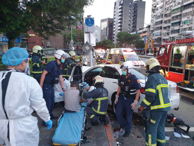 北市承德路一輛休旅車停紅燈時，遭後車高速猛撞噴飛50米，肇事車又輾壓1騎士慘死。(民眾提供)