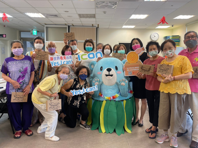 銀髮族積極防疫，別因為不能出門就把自己悶壞了。（艾肯娛樂提供）