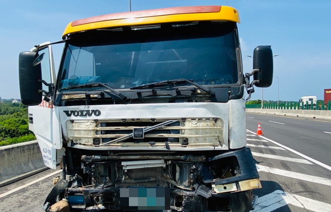 西濱2死車禍，砂石車撞死2工人，辯撿打火機卻「無照」駕駛。(謝明俊翻攝)