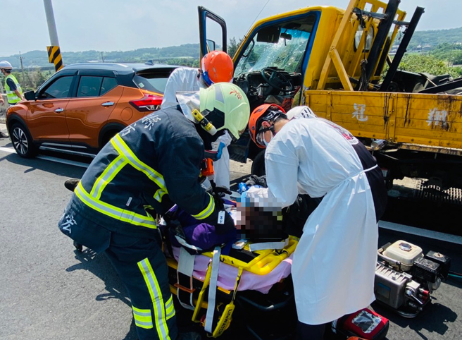 西濱2死車禍，砂石車撞死2工人，辯撿打火機卻「無照」駕駛。(謝明俊翻攝)
