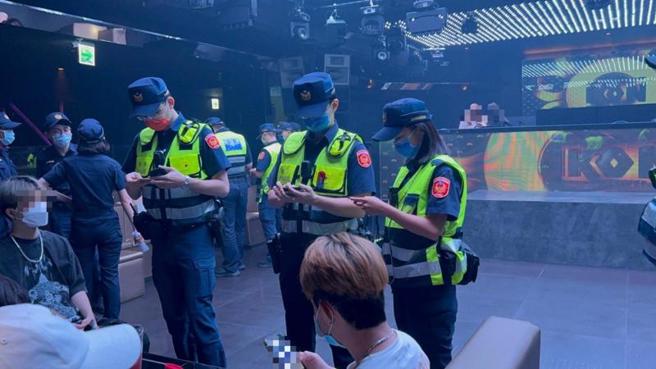 台北市警察局执行青春专案，1日深夜至2日凌晨加强临检青少年易聚集场所，包含KTV、夜店等处，查缉是否有毒品药物滥用及暴力犯罪等不法情事，将不定时临检查察。（图/ 中央社）